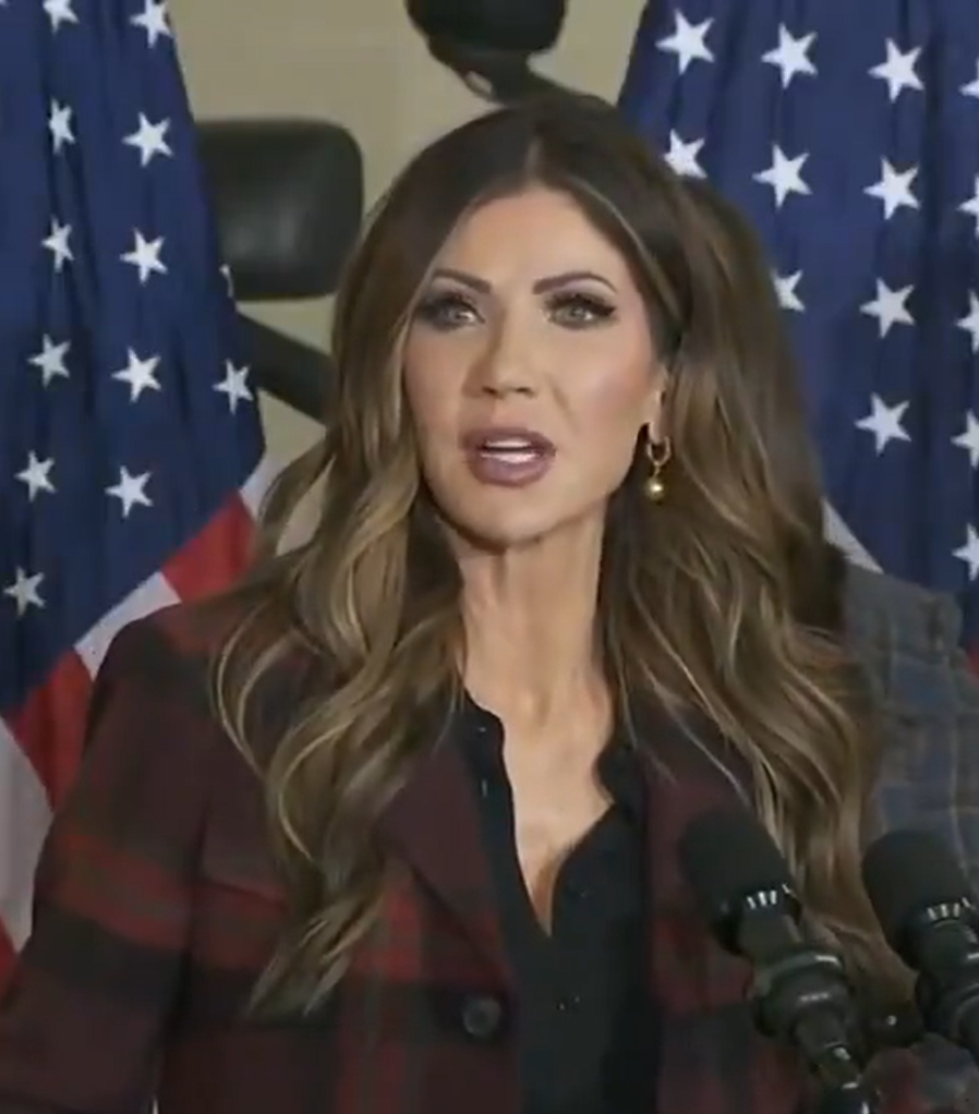 Imagen de La secretaria de seguridad Kristi Noem dice qué más de 2.2 millones de ilegales han sido deportados o han dejado Estados Unidos voluntariamente!!. Para finalizar el año otras 650 mil personas serán deportadas...